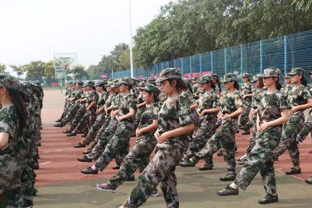 女生说军训太热了怎么回答她