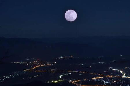 下雨的夜为什么会有月亮呢