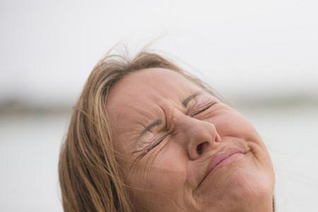 比喻女人表情丰富的句子