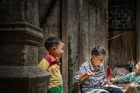 奶奶没带过孙子孩子和奶奶不亲