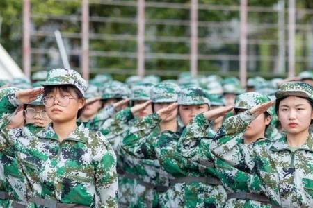 齐步走怎么捏拳头