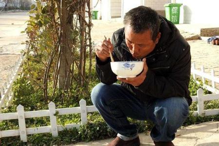 为什么吃饭要扶着饭碗