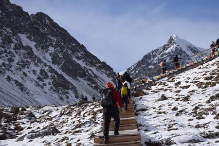 西岭雪山半山腰能徒步到山顶吗