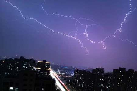 风起雨落、电闪雷鸣的意思