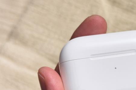 airpods pro充了一个晚上还是红灯