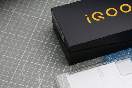 iqooz6充电满了还需要充电吗