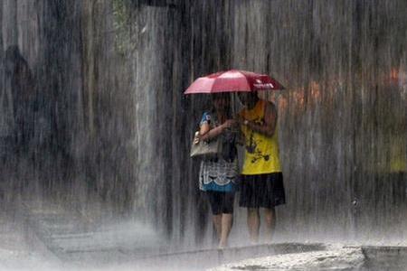 夏天突然下暴雨是什么原因