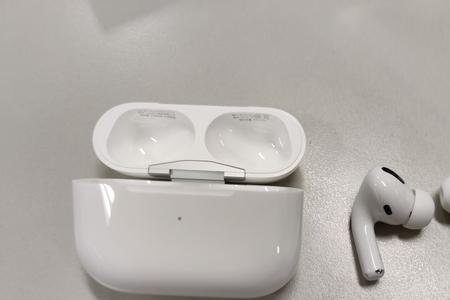 airpods pro耳机能挂在耳机盒上么