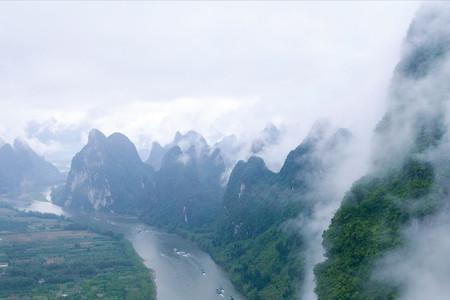 烟雨如雾,轻纱半掩是什么意思