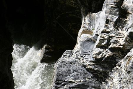 上层水流和河底水流一样吗