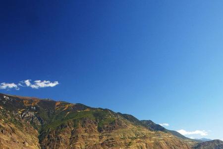 河谷和山坡哪个高