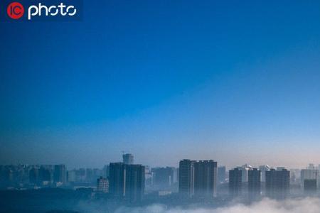 浓雾笼罩着大地改为比喻句