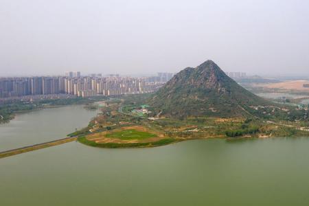 鹊华烟雨图是谁画的