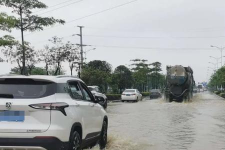 云层如何承受太多雨水