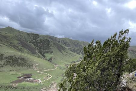 涉过高山意思