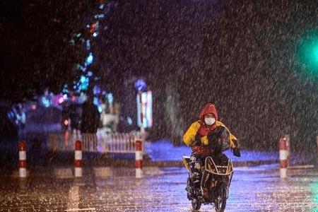 形容一场大雨缓解酷热的气氛