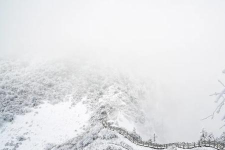 西岭雪山8月份有雪吗