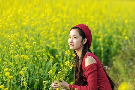 菜花中的美女句子