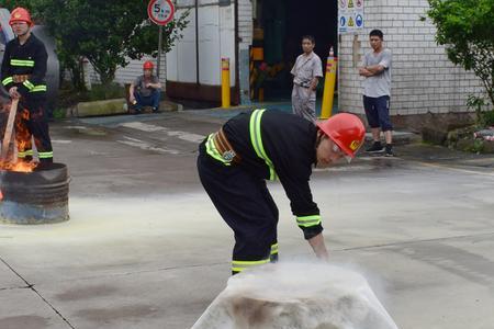 消防水带下楼逃生打法