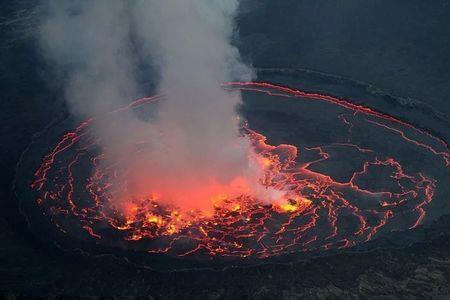 阿贡火山位于哪两个板块之间