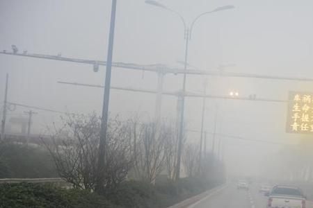 雨雾天气能见度70米汽车速度