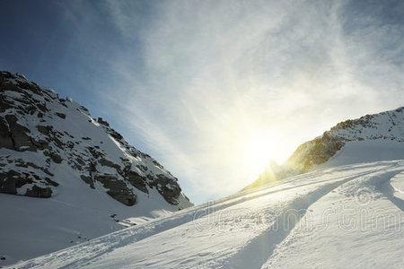 滑雪板是滑雪场自带的吗