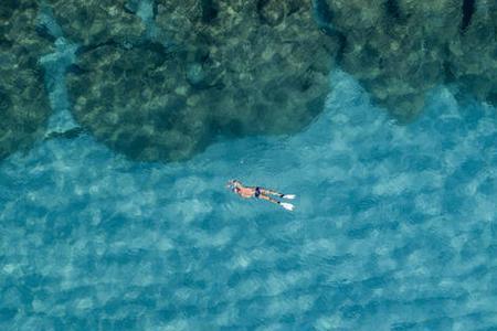 人躺在水里会浮在水上吗