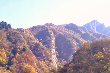 青山呈黛，碧峰染翠是什么意思