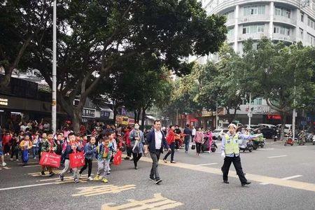 小学为什么要家长护卫队