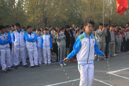 比赛跳绳是跳后面还是前面