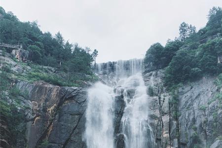 山水暴出的暴的意思