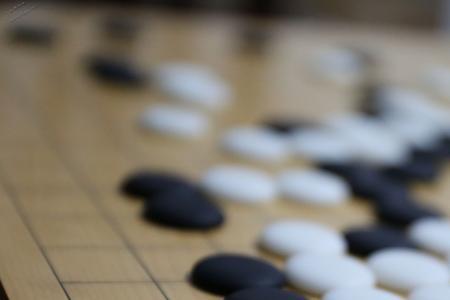 围棋可以放在四个棋子中间吗