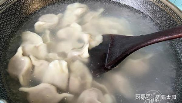 水饺刚煮完吃之前过凉水吗