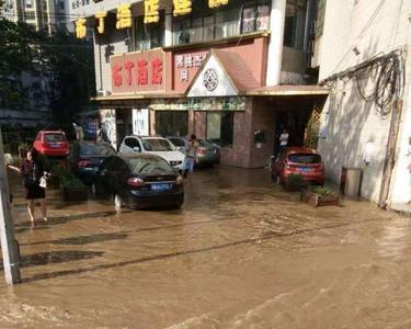 为什么下大雨室外排水管会爆管