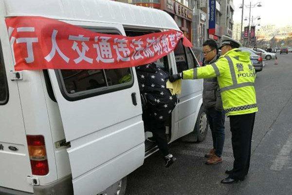 交警指挥通过红灯会处罚吗