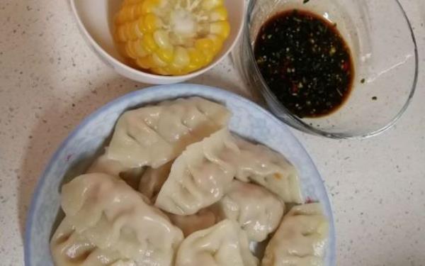 两个玉米饺子热量