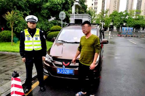 为什么交警拍照要司机指车牌