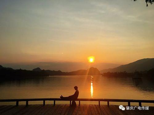 夕阳落辉意思