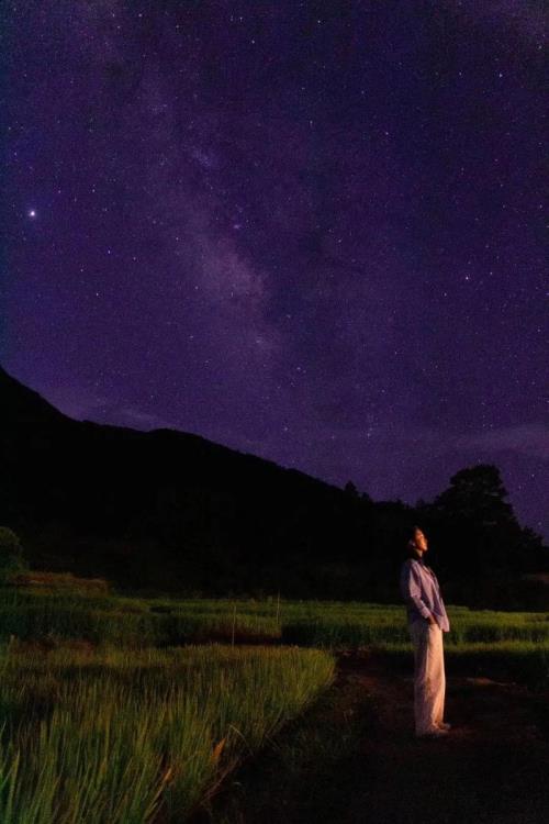 闲看天际云，淡若银河水什么意思