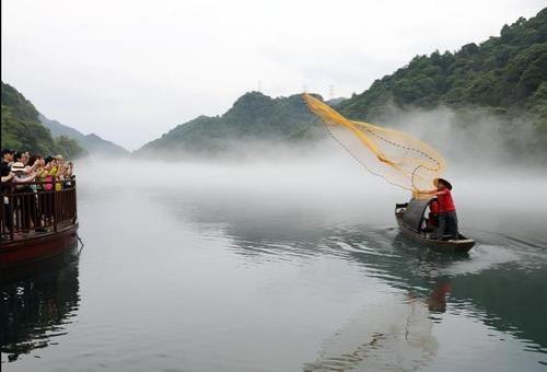 河面上漂着小船。扩句