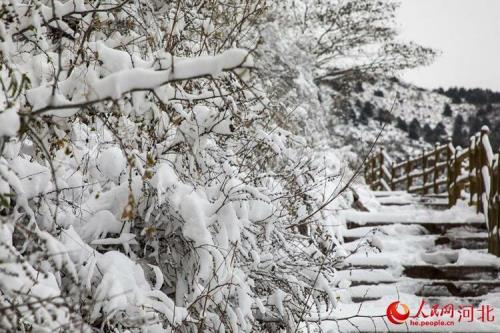 白雪皑皑下联