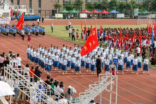 学校运动会主持人穿什么衣服