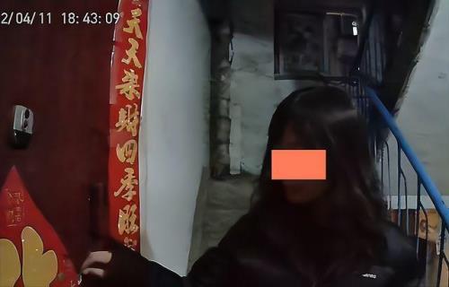 女人偷偷摸摸行为如何判断