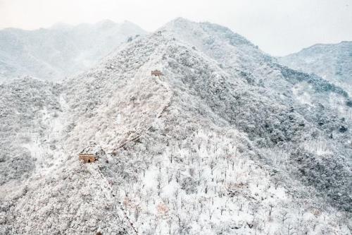 皓如山上雪皎若云间月什么意思