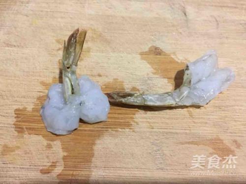 虾尾的虾线如何快速去除